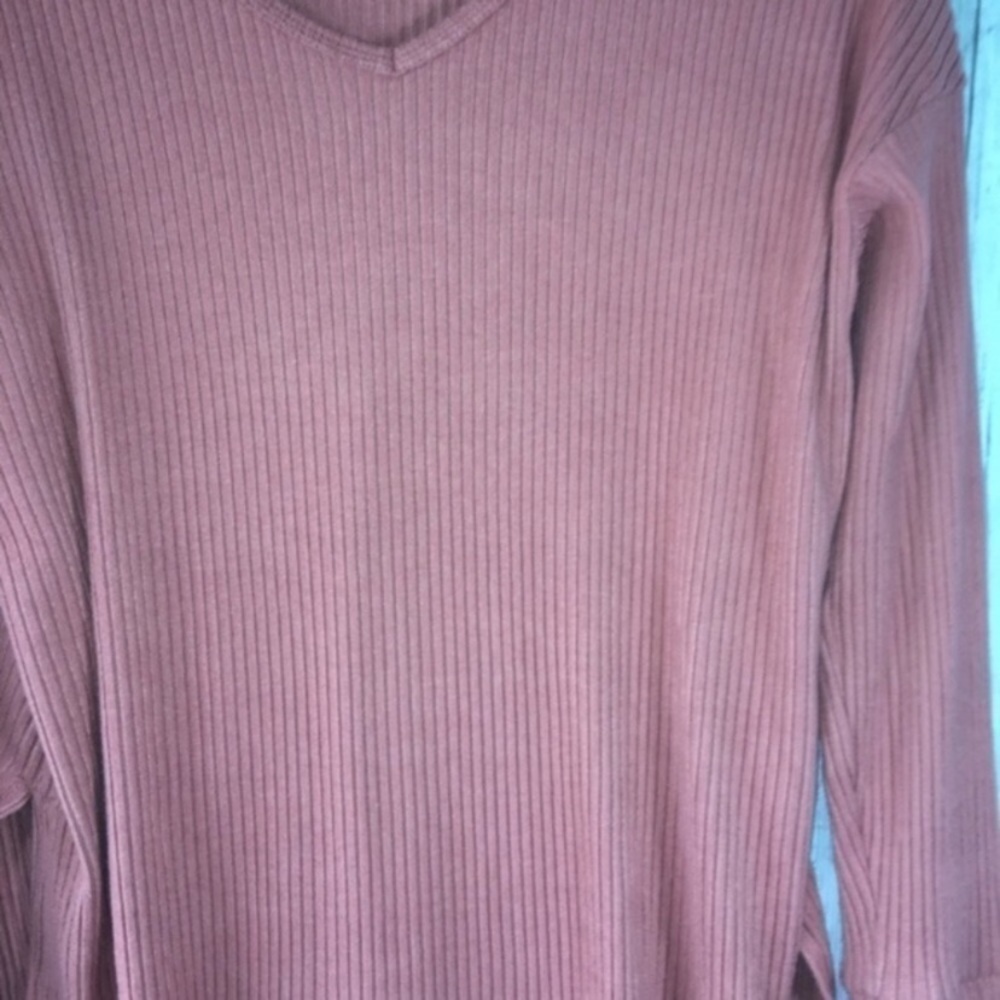 American Eagle Rose Ribbed Oversized Long Sleeve V Neck - Picture 2 of 8